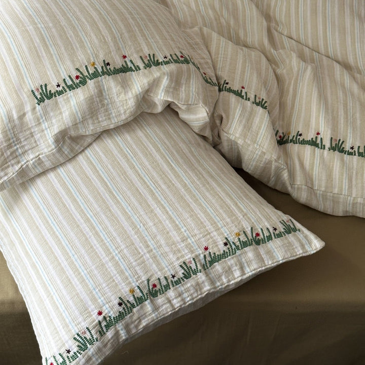 Striped cotton-linen duvet cover with washed crinkle quality and decorative embroidery border