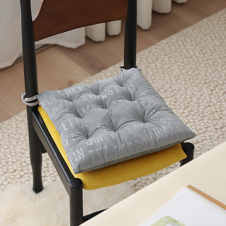 Padded square seat cushion with tufting and attachment ribbons Kalsten
