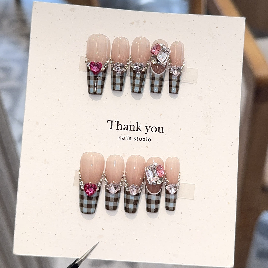 Artificial nails with elegant checkered pattern and jewelry details Kalsten
