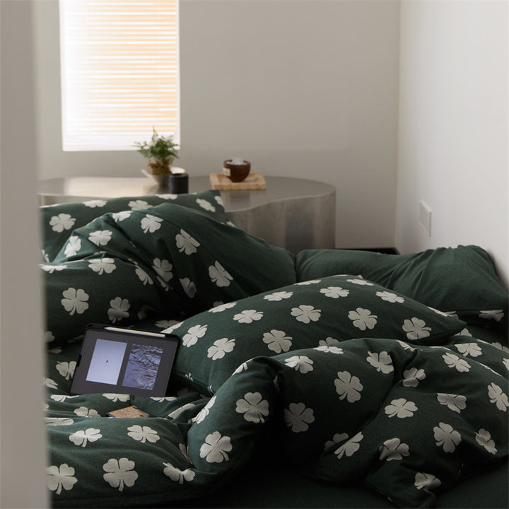 All-season quilt with cotton flannel cover and rabbit design