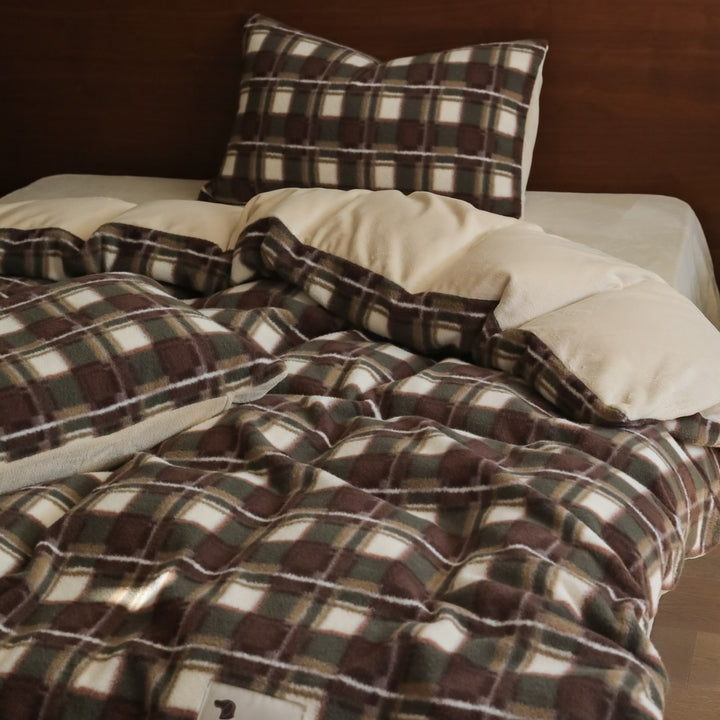 Premium microfleece bed set with diamond structure and warming cuddle throw