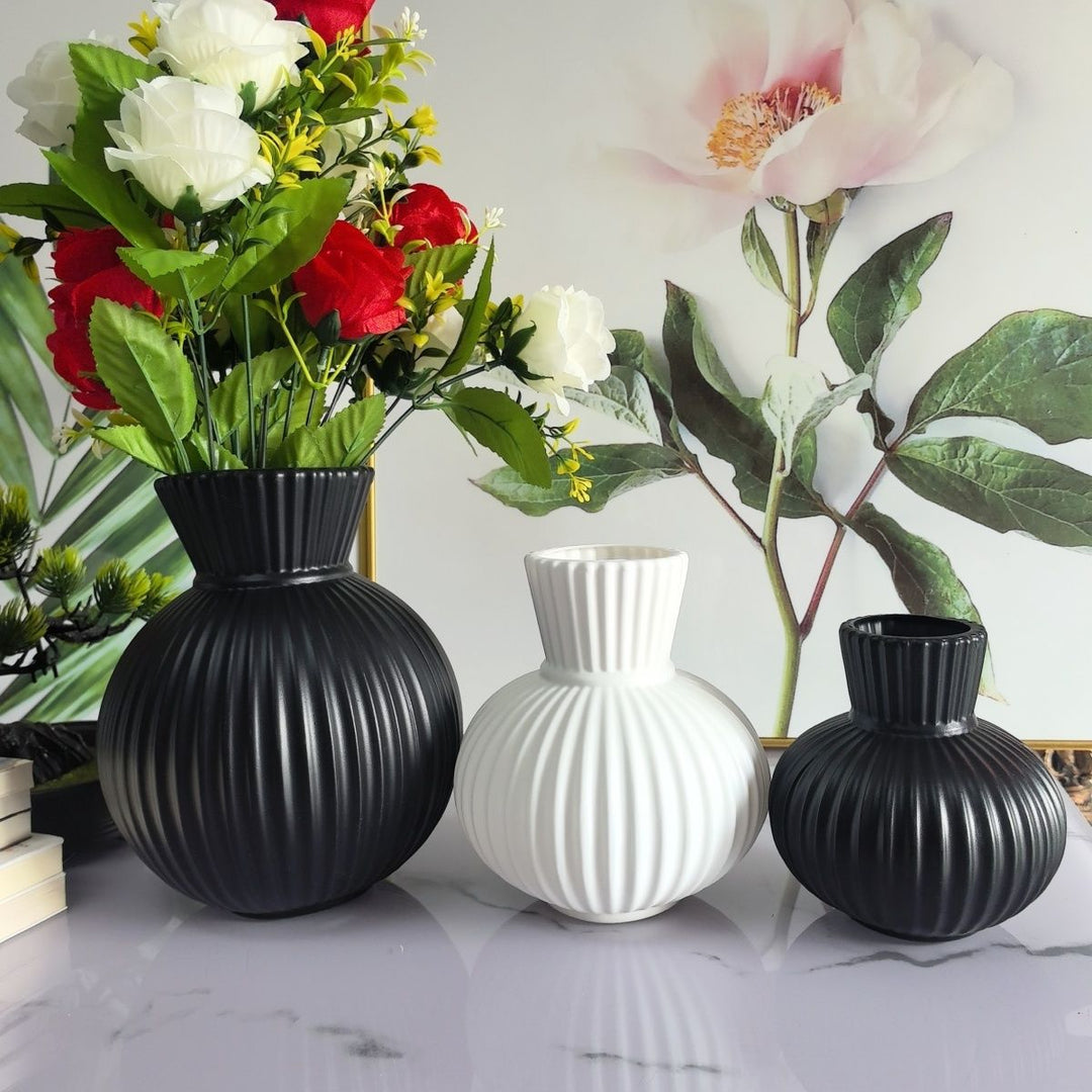 Elegant Ribbed Ceramic Vase Kalsten