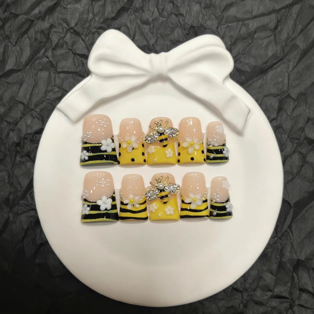 Creative Bee-Themed Press-On Nail Art Set