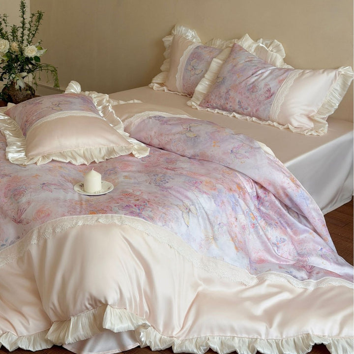Vintage-style bedding set in silky satin with ruffled border and lace panel