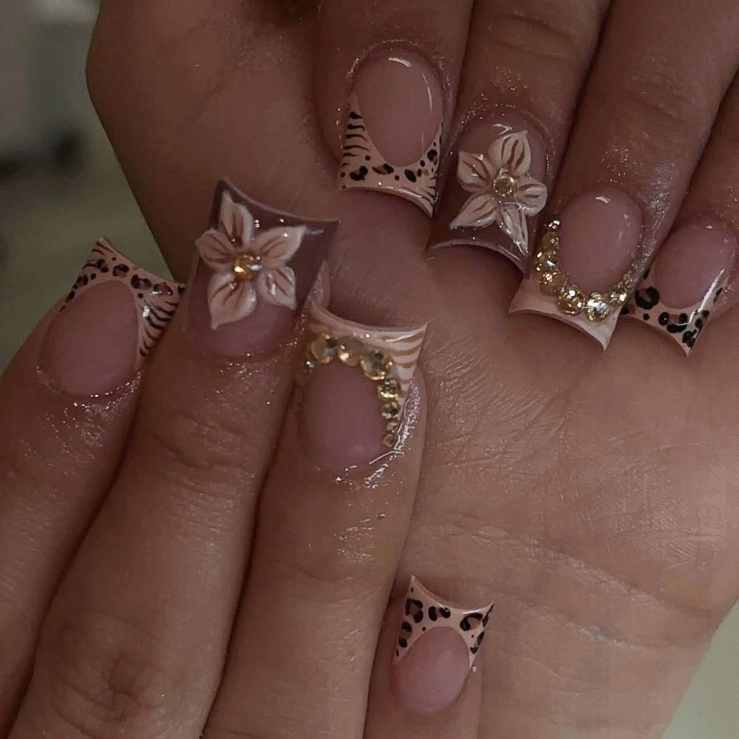 Artificial nail set with floral embellishments and elegant glitter details Kalsten