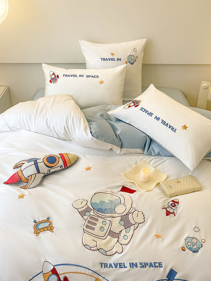 Children's bedding set made of soft cotton blend with embroidered astronaut and rocket motifs