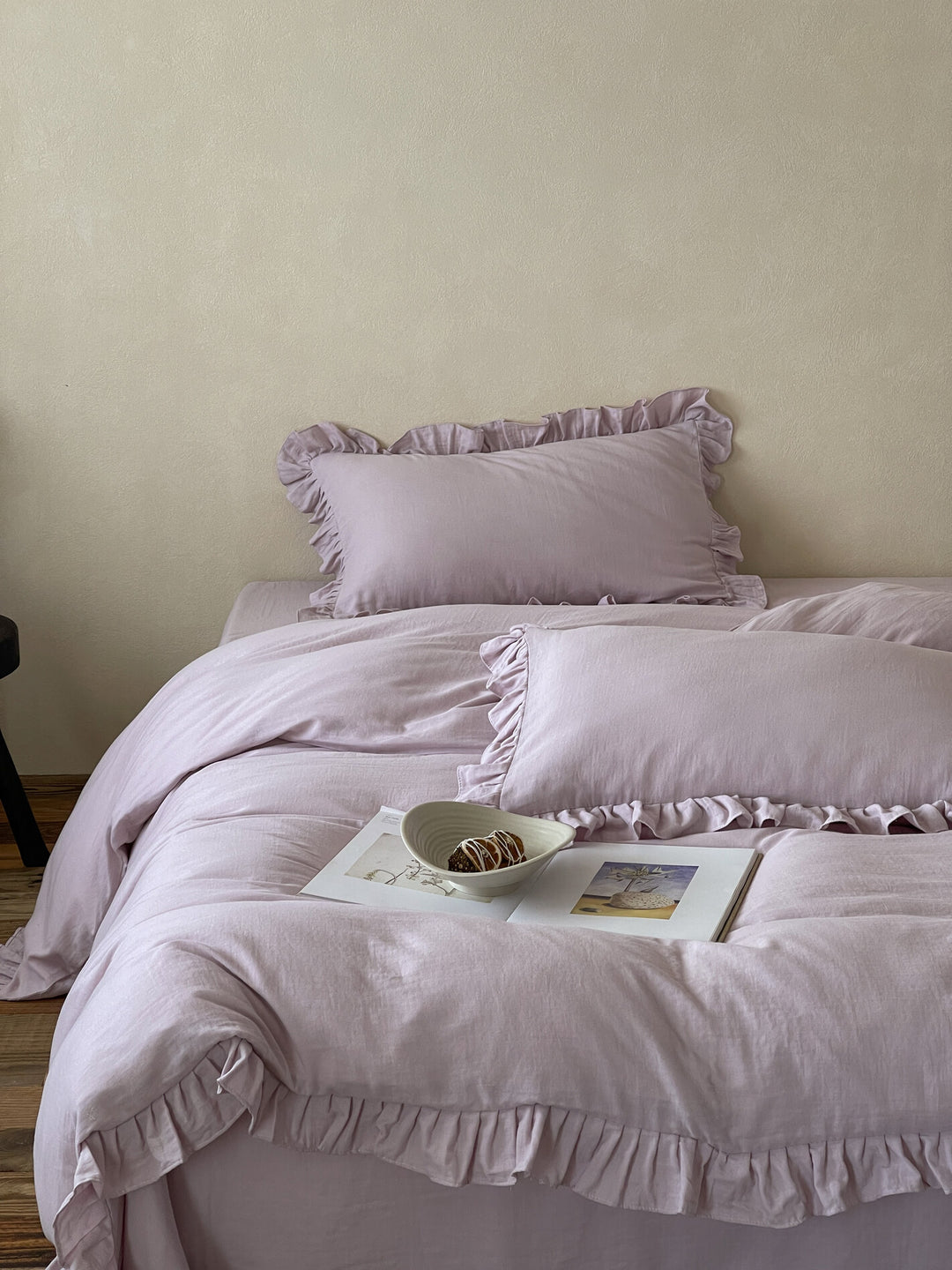 Bedding set with ruffles and extra soft cotton-linen quality