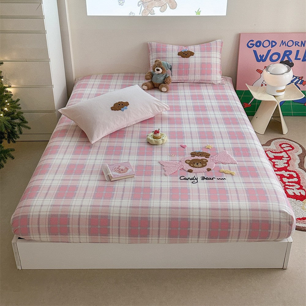 Checked cotton bedding set with embroidered bear appliqué and fitted sheet