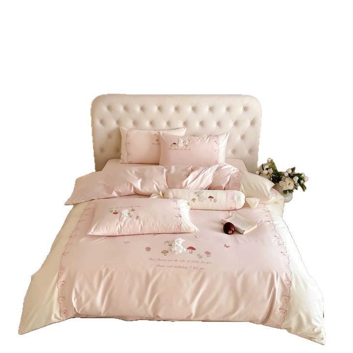 Reversible children's bedding set made of cotton satin with three-dimensional plush appliqué and embroidered mushroom motif