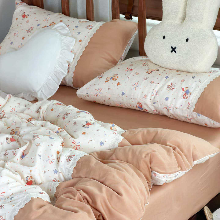 Reversible cotton bedding set with floral watercolor print and lace trim
