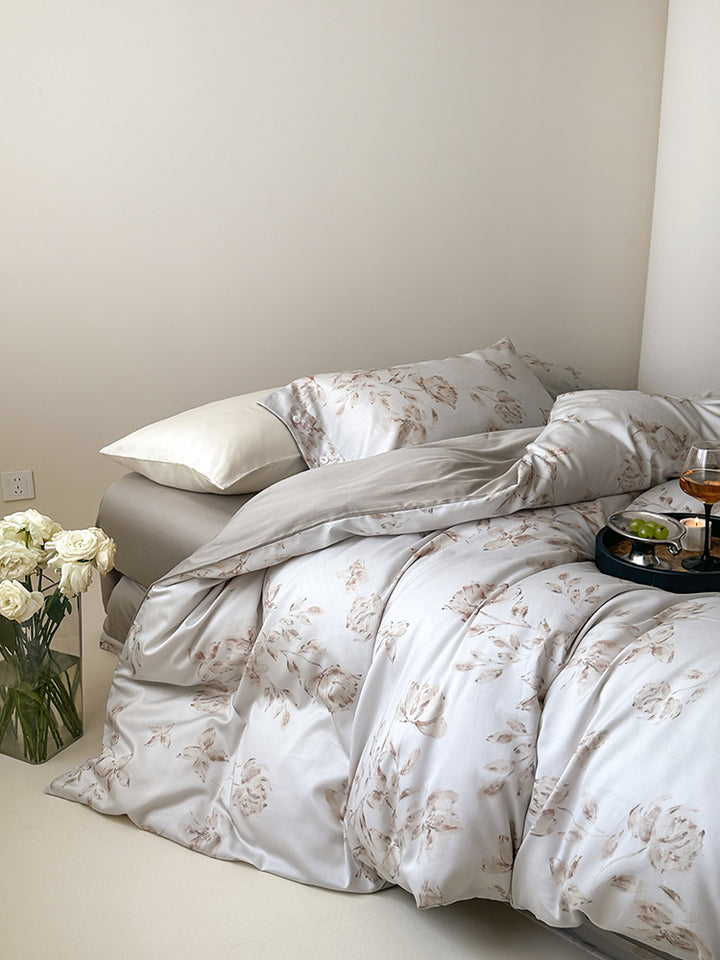 Bedding set made of fine cotton satin with delicate rose watercolor print