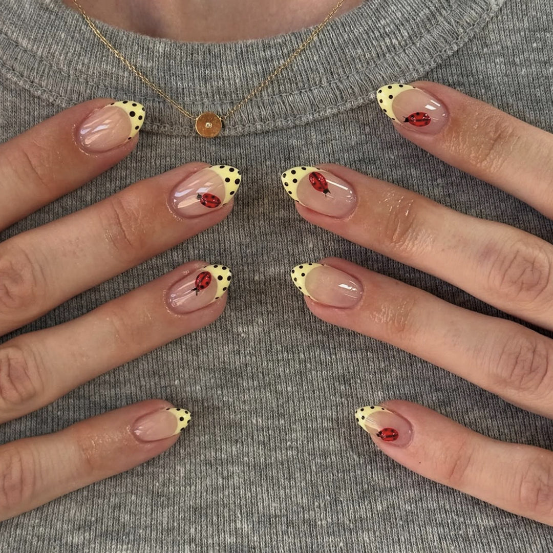 Artificial nail art with playful dots and bows Kalsten