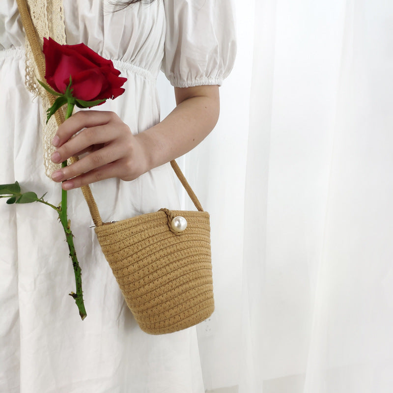 Elegant shoulder bag with pearl closure Kalsten