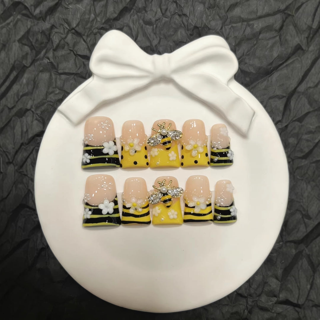 Creative Bee-Themed Press-On Nail Art Set