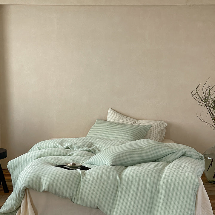 Linen-look bedding set with fine stripes