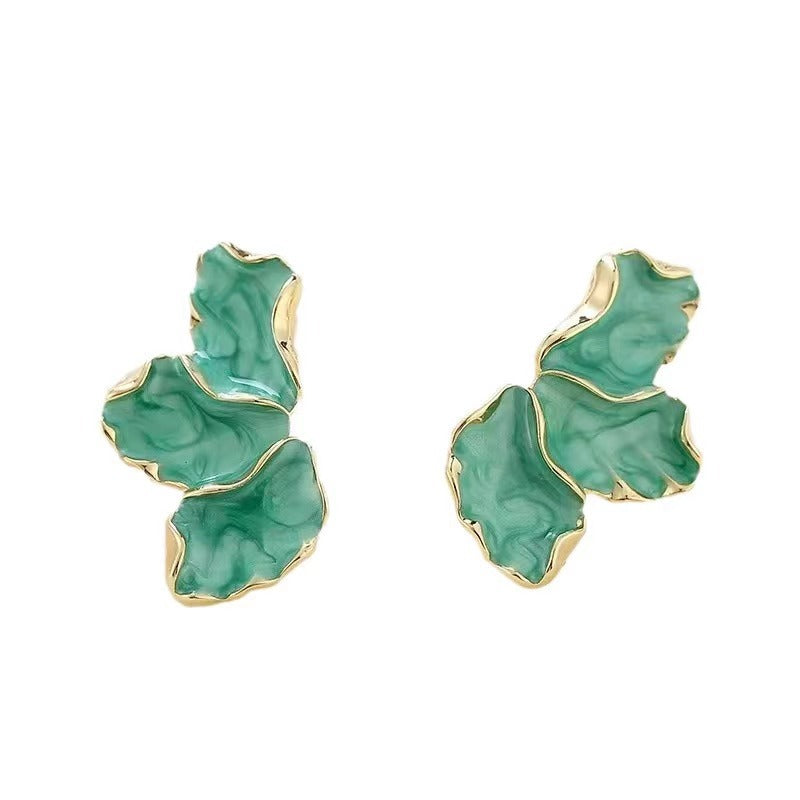 Fashionable earrings with feminine leaf design Kalsten