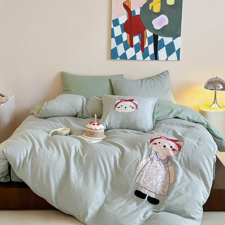 Bedding set with appliquéd doll motif and star pattern