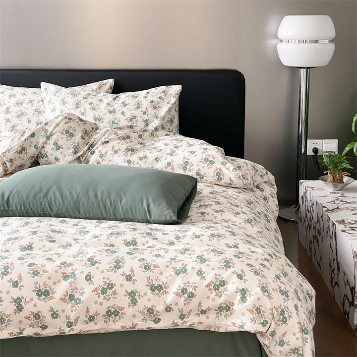 Reversible duvet cover set made of cotton percale with delicate wildflower design and pillowcases