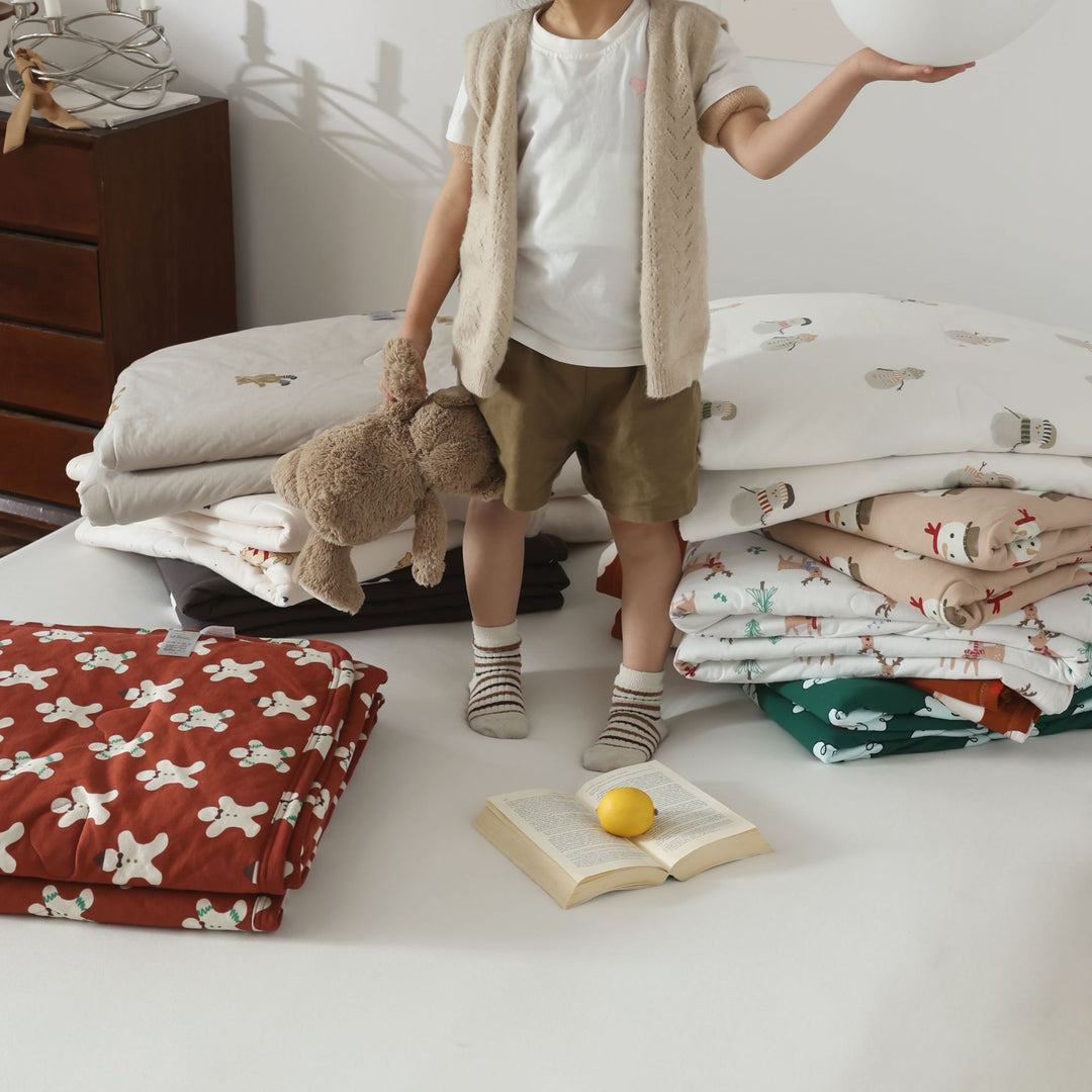 Quilted bedspread Christmas blanket with Santa motif and soft microfiber lining