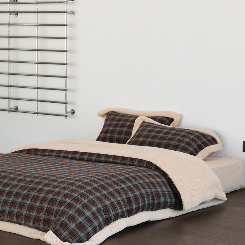 Bedding set made of cozy checkered flannel with teddy fleece edge