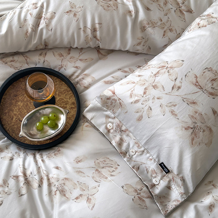 Bedding set made of fine cotton satin with delicate rose watercolor print