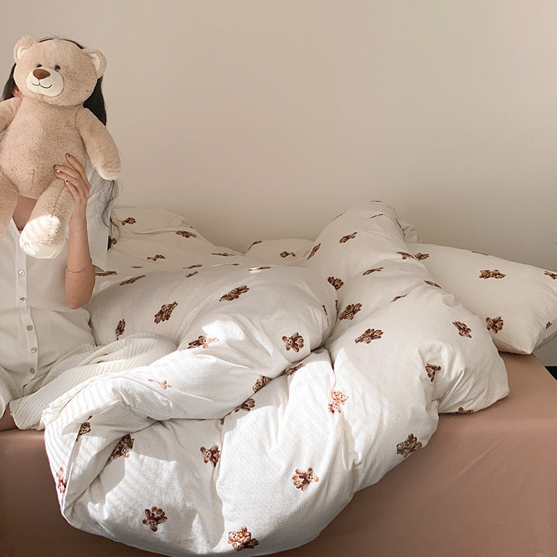 Soft all-season duvet with muslin surface and embroidered teddy design