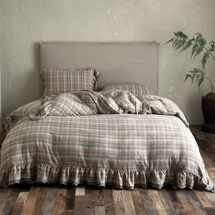 Bedding set with check pattern, ruffles and lace trim