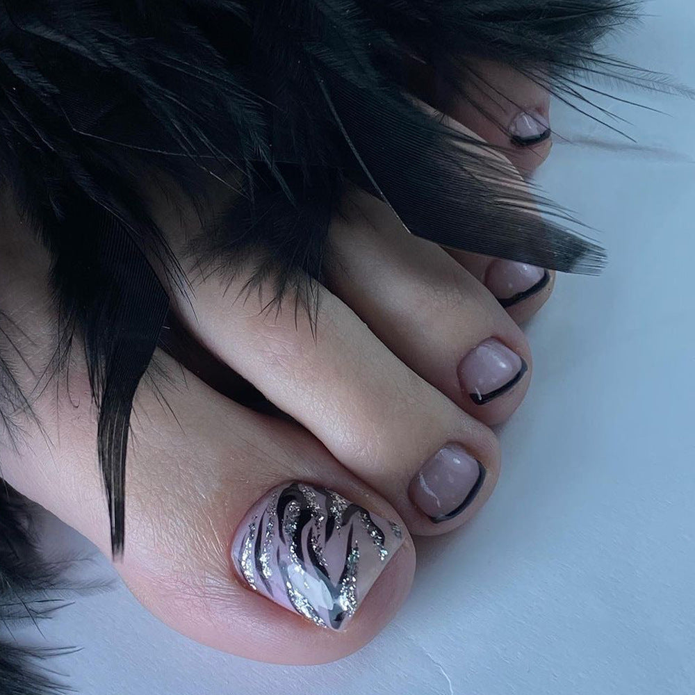 Artificial toenail art in elegant black and white design Kalsten