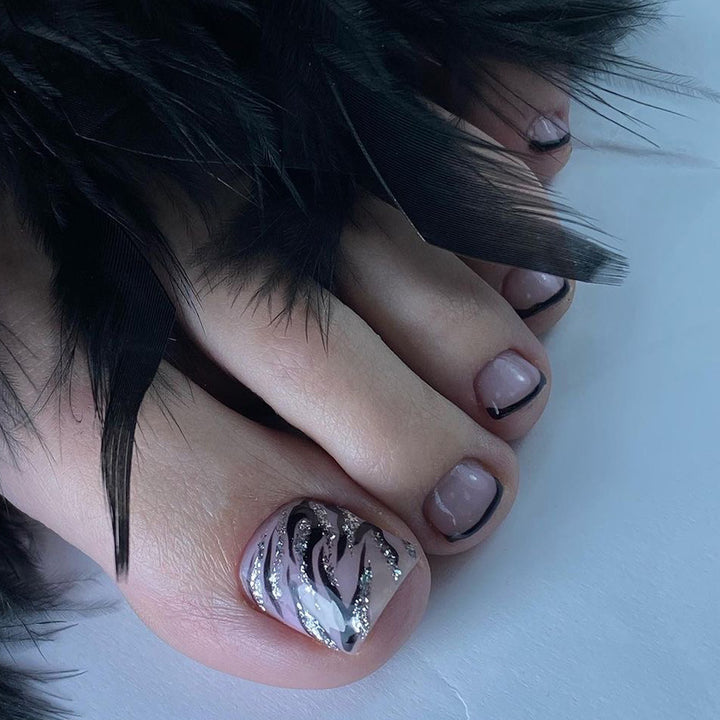 Artful toenail decoration with elegant gold accent Kalsten