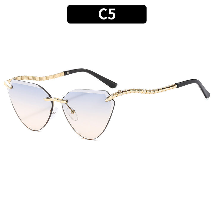 Elegant Cat-Eye Sunglasses with Textured Temples
