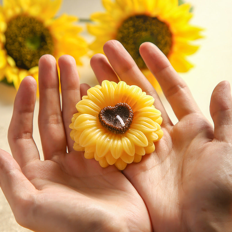 Decorative Sunflower-Shaped Scented Soy Candle with Heart-Center and Cotton Wick