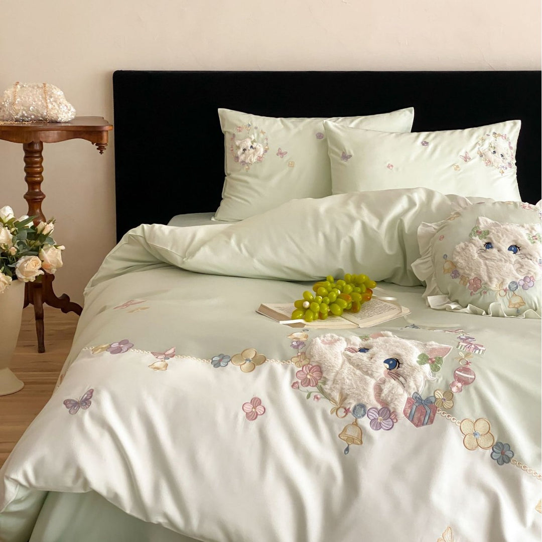Bedding set with appliquéd plush cat motif, floral embroidery and fine cotton satin