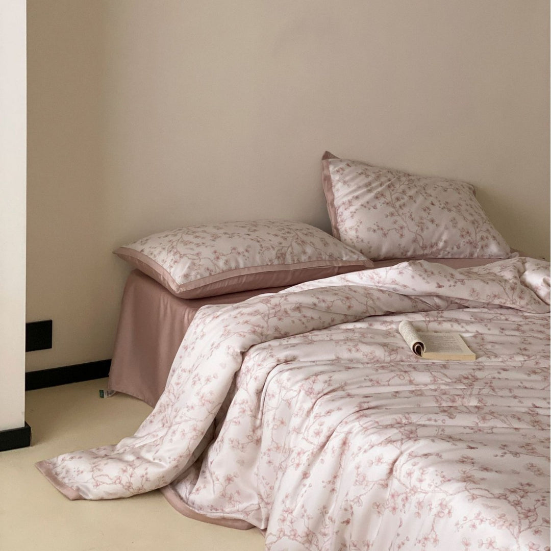 Bedding set made of cotton satin with floral vintage print