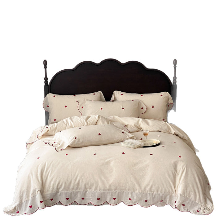 Bedding set made of cotton-linen with embroidered heart motifs and wavy hem