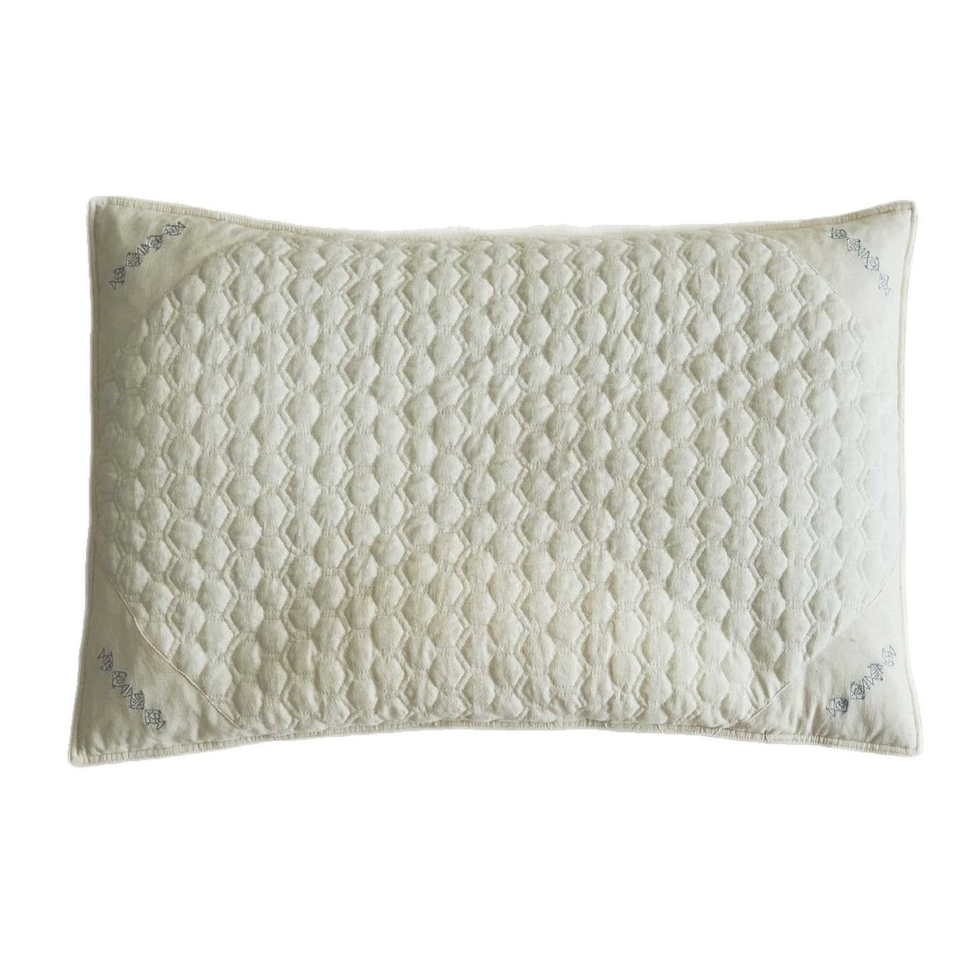 Ergonomic pillow with split filling of buckwheat shells and polyester fibers