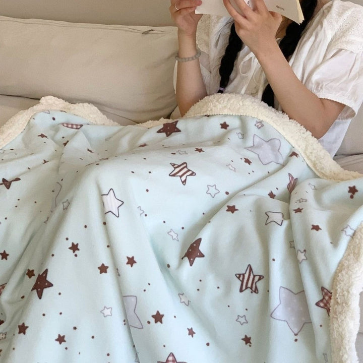 Reversible fleece blanket with cartoon cat design and teddy lining