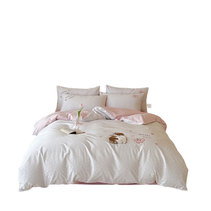 Children's bedding set with embroidered teddy bear motif and reversible cotton satin