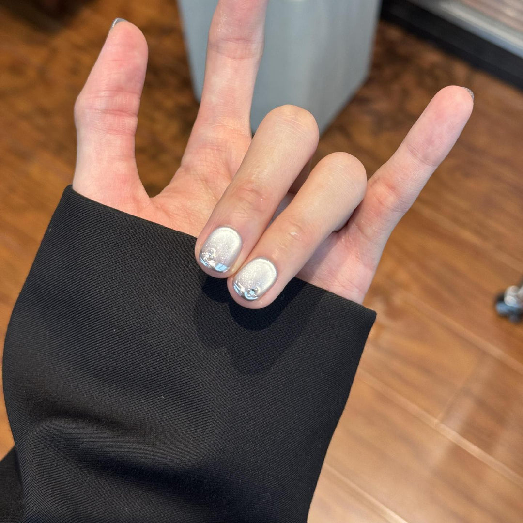 Glamorous artificial nails with radiant metallic finish Kalsten