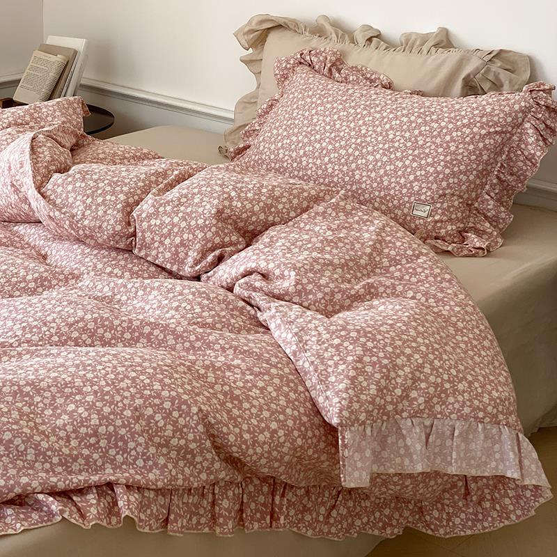 Cotton bedding set with delicate floral pattern and decorative ruffle