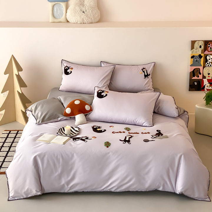Bedding set made of cotton satin with embroidered cat appliqués and decorative piping