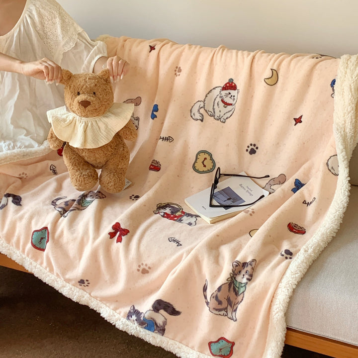 Reversible fleece blanket with cartoon cat design and teddy lining