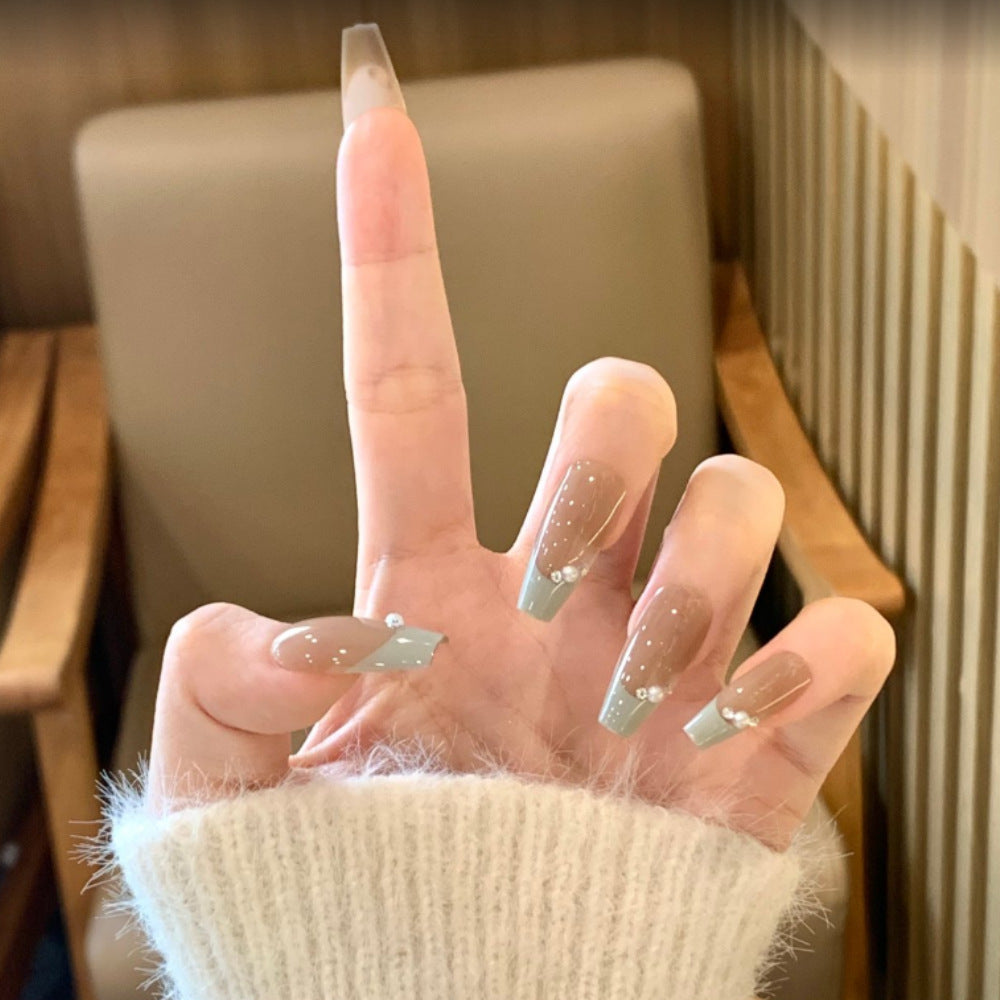 Playful artificial nails with glitter and colorful patterns Kalsten