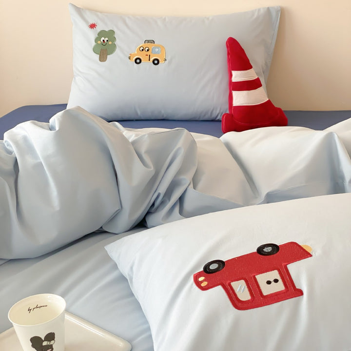 Children's bedding set with appliqued vehicle motifs made of cotton satin