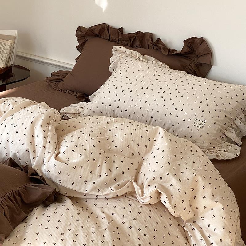 Cotton bedding set with delicate floral pattern and decorative ruffle
