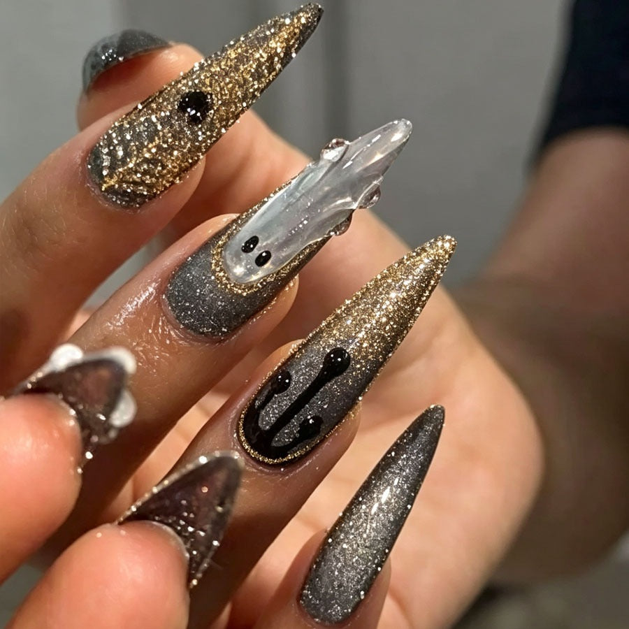 Artificial nail set with glamorous metallic elements and delicate details Kalsten