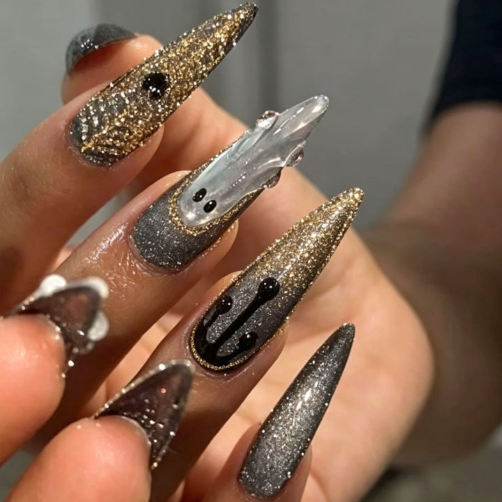 Artificial nail set with glamorous metallic elements and delicate details Kalsten