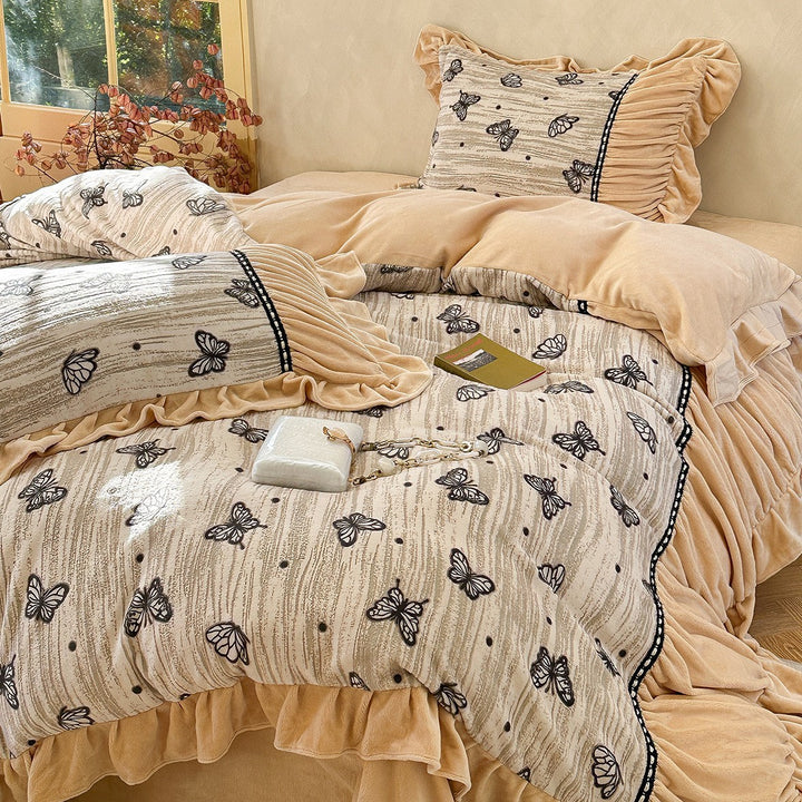 Quilted bedding set with butterfly design, ruffle and fleece finish