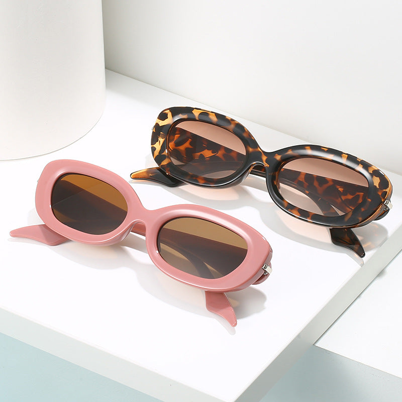 Ladies stylish sunglasses with elegant, curved frame Kalsten