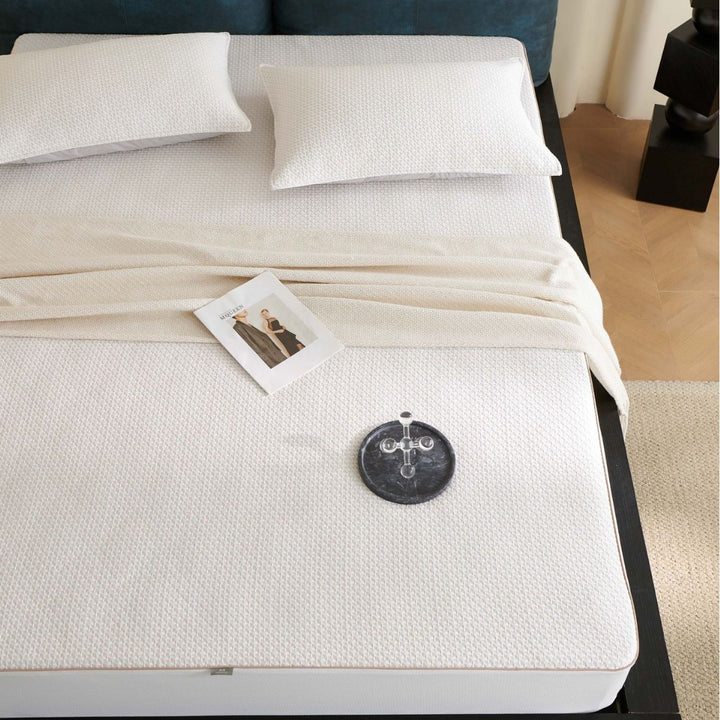 Breathable mattress topper made of memory foam with removable cotton cover