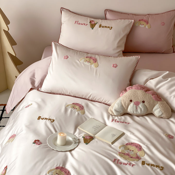 Bedding set made of cotton satin with embroidered cat appliqués and decorative piping